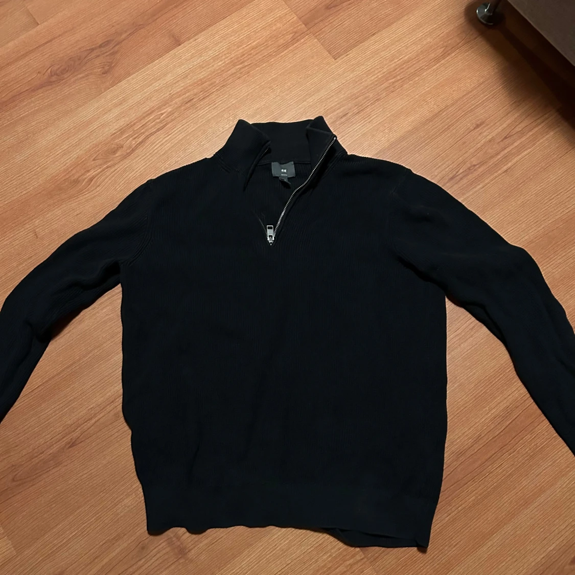 Svart tröja med dragkedja