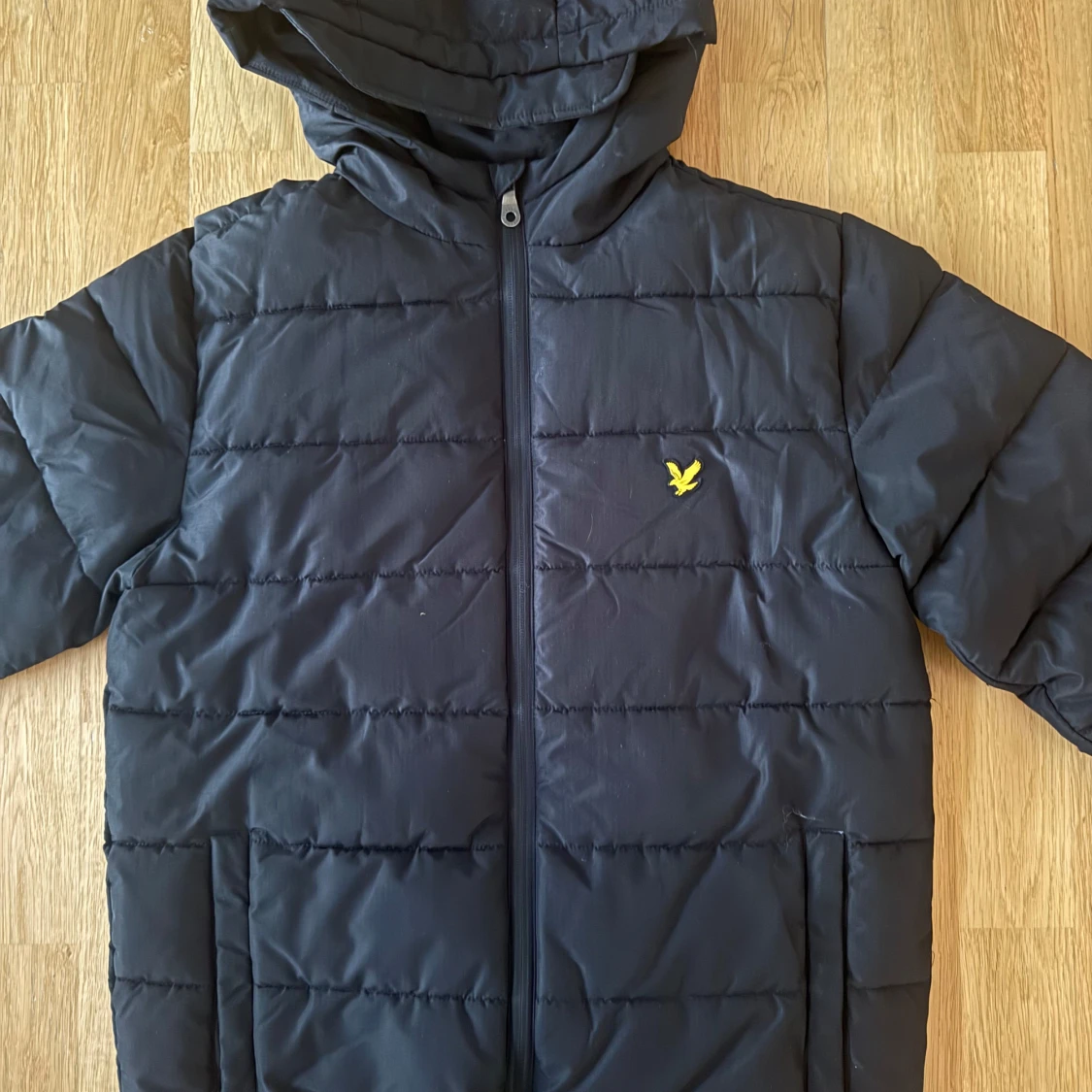 Svart pufferjacka från Lyle & Scott - 90