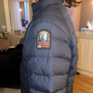Mörkblå Parajumper jacka - Säljer min parajumper jacka. Jag är 160 och den passar mig perfekt. Den är knappt använd och är i top skick.