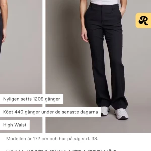 Svarta byxor från BikBok - 💗storlek 40 men passar 38 💗går ner till fötterna på mig som är 176 cm lång 💗säljer 2 likadana par, köp båda för 80kr eller 1 par för 50kr 💗både knapp och dragkedja i midjan 💗2 fickor i fram, två ”fakefickor” i bak