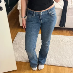 Blå bootcut jeans - Säljer ett par snygga blå bootcut jeans i oanvänt skick. Storlek 36 men är stretchiga, passar mig som är storlek 34! Köpta på Zara. 