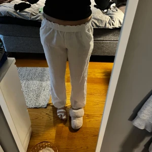 Vita byxor från Chelsea Girls - Säljer ett par vita linnebyxorfrån Chelsea Girls. De är superbekväma med en loose passform och elastisk midja. 