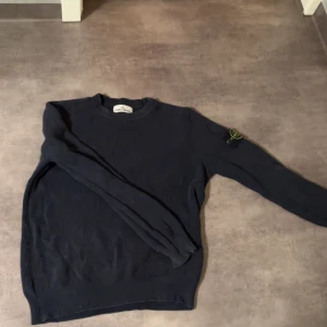 Mörkblå stickad tröja från Stone Island - Säljer en snygg stickad Tröja ifrån Stone island Lite Solblekt uppe vid Kragen men inget som Syns Riktigt Hör av er om ni har några frågor eller vill ha mer bilder🍾