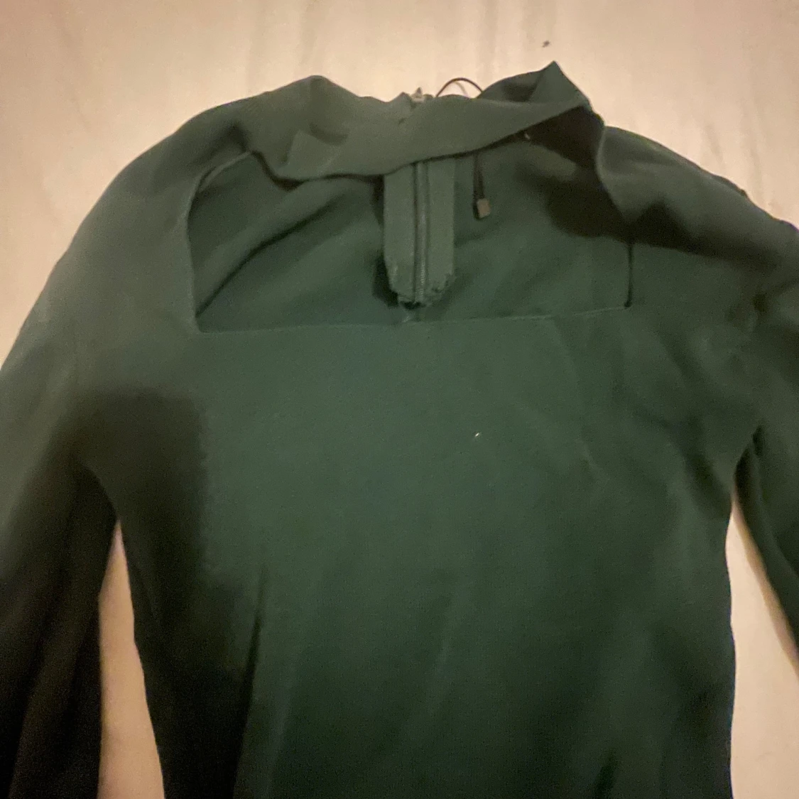 Mörkgrön topp med unik design - 92