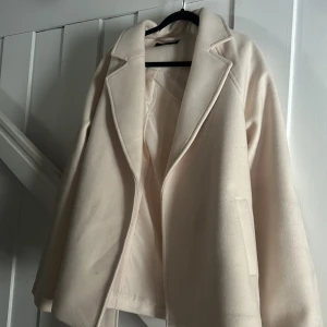 Beige kappa från Gina Tricot - Säljer denna superfina kappa som tyvärr sitter lite stort på mig, är i strl xs men sitter mer som en S💗