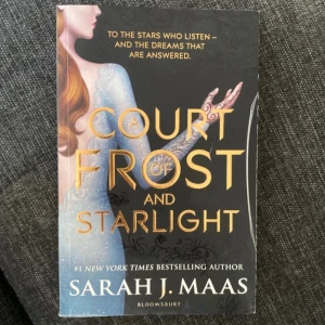 A Court of Frost and Starlight - Säljer den billigare pga av de yttre skadorna till boken. Allt annat som nytt annars.