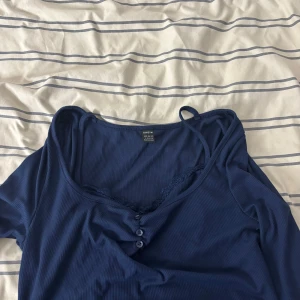 Mörkblå ribbad topp från Shein - Säljer en mörkblå ribbad topp. 