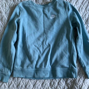 Ljus turkos  tröja från Nike M junior 137-147 cm - Ljus turkos sweatshirt collegetröja från Nike i storlek medium 137-147 cm i mycket gott skick. Använd få gånger då den blev för liten. 