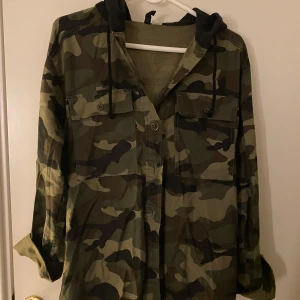 Camouflagejacka från H&M Divided - Säljer en lite tunnare camouflagejacka, så rekommenderas att användas en lite varmare dag, annars fungerar den utmärkt som en kofta också! Den är i stl XS men är ganska oversized :)