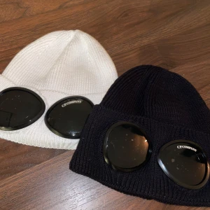  C.P. Company mössa  -  C.P. Company i svart och vit Se till att följ oss här eller på telegram (superclothesmarket), vid frågor kontakta mig  