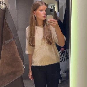 Beige stickad tröja - Säljer en superfin beige stickad tröja med trekvartsärm.  Är i storlek S från vero moda. använd ett 2-3 gånger så är nästan i nyskick. nypris 200kr. 