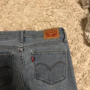 Supersnygga jeans som är i väldigt bra skick, har nästan aldrig använt dom.  Jag har vanligtvis storlek 32 på jeans.  säljes pågrund utav att jag ej är bekväm i lågmidjat💘ligger ute på flera hemsidor. 