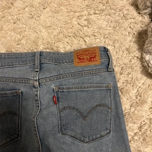 Levis jeans bootcut  - Supersnygga jeans som är i väldigt bra skick, har nästan aldrig använt dom.  Jag har vanligtvis storlek 32 på jeans.  säljes pågrund utav att jag ej är bekväm i lågmidjat💘ligger ute på flera hemsidor. 