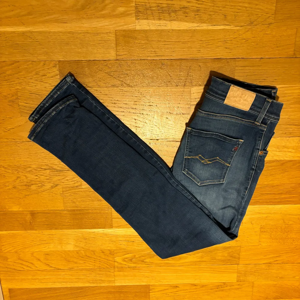 Ett par schyssta reaplan jeans som jag säljer då de inte kommer till användning så mycket längre. Killen ni ser på bilden är 174 cm lång och använder storlek W30.  Pris kan diskuteras, hör av dig vid frågor 🙌!. Jeans & Byxor.