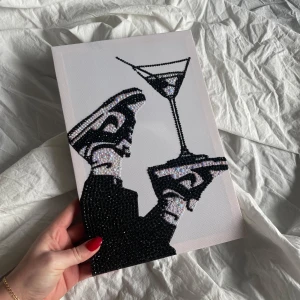 ✨Glitter tavla✨ - Välj mellan: 	•	DIY-kit: 200 kr Innehåller allt du behöver – lim, vaxpenna, diamanter och en canvas med motiv – för att skapa ditt eget konstverk. 	•	Färdig tavla: 200 kr För dig som vill ha en färdigställd, glittrande tavla att direkt hänga upp. 📩 Skicka ett DM för att beställa! 💕 