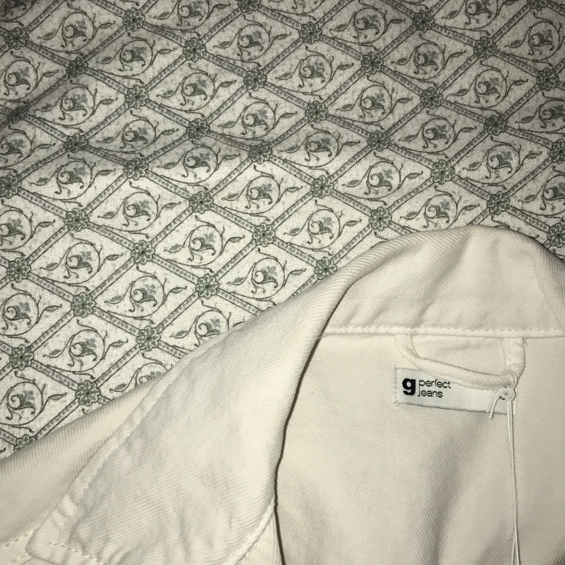 Vit jeansjacka från Gina Tricot  - 90