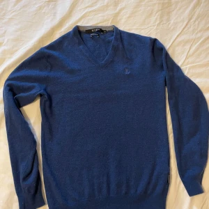 Mörk blå marinoull tiger of Sweden tröja - Bekväm fin mörk blå Tiger tröja i merino ull säljes. Säljer pga att tröjan är för liten för mig.. Det står Medium men jag skulle säga att den är mer XS eller en liten S. 