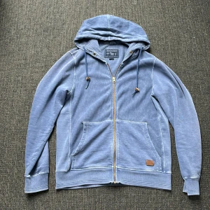 Woolrich Zip hoddie - Säljer en sjukt fet och unik zip hoodie från woolrich. I fint skick! Storlek M. Perfekt för vinter och våren som kommer.