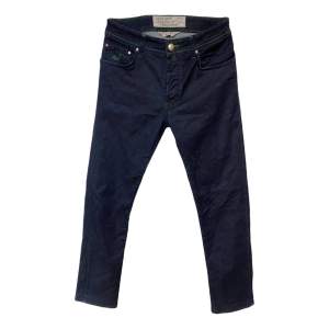 Säljer dessa sjukt snygga jeans från Jacob Cohën ,modell 688, i mörkblå med gröna detaljer. Storlek 32 vilket motsvarar ungefär M. Vid frågor eller fler bilder är det bara att höra av sig så svarar jag så gott jag kan! Kan tänka mig byte mot parfym Widian London. 