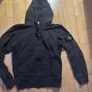 Brun Hoodie - (ej äkta). Passar XS-S