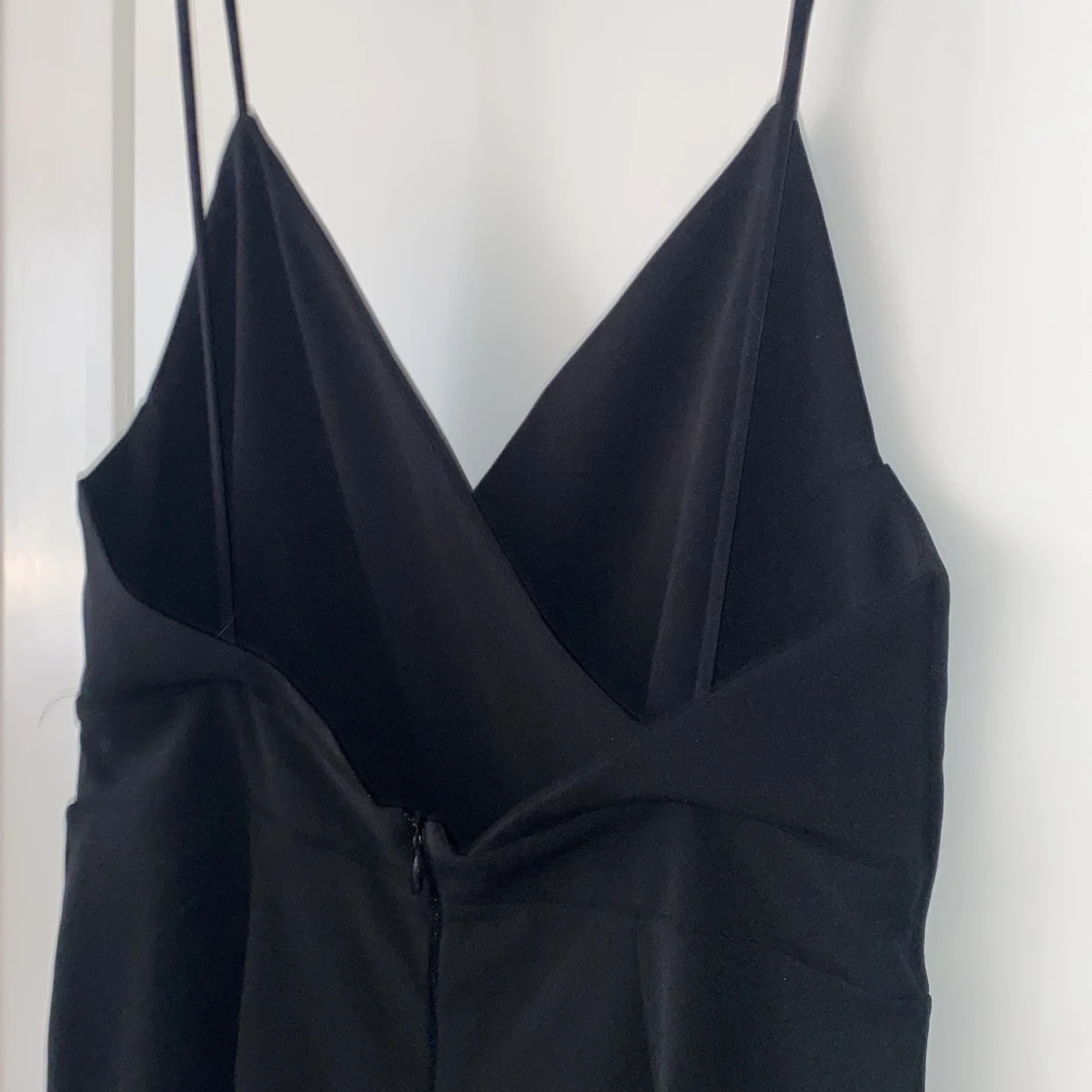 Svart byxdress med smala axelband - 91