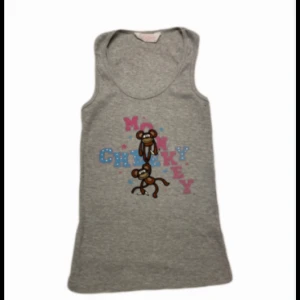 Y2k linne  - Säljer en grå linnetopp från Nightwear med ett le aptryck och texten 'Monkey' i rosa och blått. 