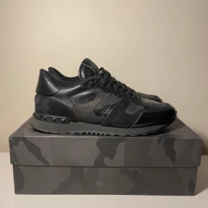 Valentino rockrunner - Ett par sjukt feta rockrunners med en stilren design. Perfekta nu under vintern men även under våren. Skick är 9/10 och allt og följer med. Hör av dig vid minsta fråga🙌