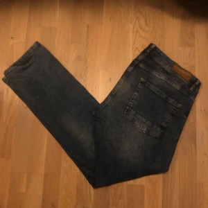 Mörkblå Hampton Republic jeans - Snygga mörkblå jeans från Hampton Republic med klassisk femficksdesign och knappgylf. Perfekta för grich stil. De har en diskret tvättad look och är tillverkade i ett slitstarkt material.