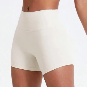 Beige högmidjade shorts - Snygga och bekväma beige shorts med hög midja. Perfekta för träning eller en avslappnad dag. De har en tight passform som framhäver figuren. Helt nya aldrig använda