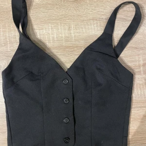 Svart kostymlinne med knappar - Säljes då den tyvärr inte passar längre💕