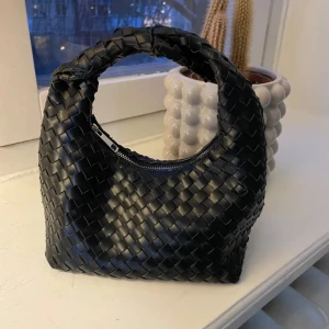 Svart flätad handväska - Super snygg väska från Gina.