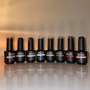 Nagelprodukter från Nailster - Säljer ett set med nagelprodukter från Nailster. Inkluderar flera färger av gelnagellack, builder gel, top och basecoat, magic remover, en elektrisk nagelfil och en UV-lampa. Lacken är använda några få gånger, annars är allt som nytt💖