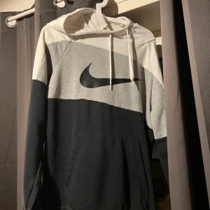 Hoodie från Nike - Hjälper min kille att sälja hans gamla kläder, nypris ca 500kr 