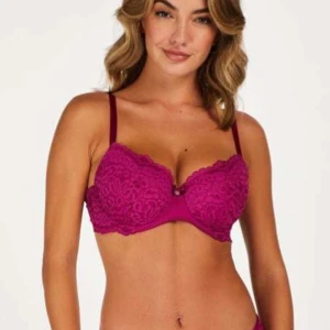 Spets-bh från Hunkemöller - Säljer denna superfina spets Bh:n som är helt oanvänd. Bh:n har justerbara axelband och en liten rosett framtill. 