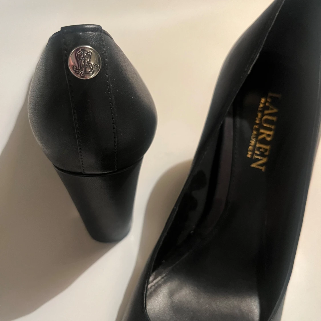 Svarta pumps från Lauren Ralph Lauren - 90