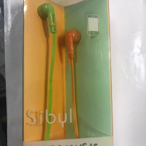 Färgglada hörlurar från Sibyl - Snygga och färgglada hörlurar från Sibyl i grönt och orange. Perfekta för att lysa upp din musikupplevelse med en platt kabeldesign som minskar trassel. Kompatibla med de flesta enheter.  Helt ny 