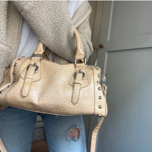 Beige handväska med nitar - Supersnygg ormskinnshandväska med silvernitar⭐️ rymlig o kommer med band!