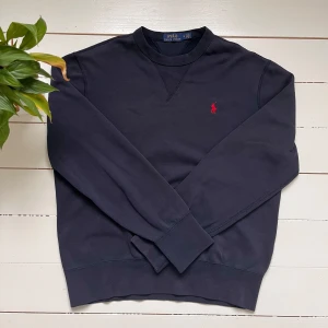 Ralph Lauren Sweater - Skick 9/10  som ny | Sitter väldigt bra även runt halsen | Storlek M passar mig som är 177 men passar även mindre | Mörkblå | Kom med frågor!