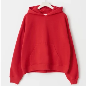 Röd hoodie från gina tricot - Snygg röd hoodie från gina tricot med en klassisk design och en stor ficka framtill. Är helt ny med prislappen på. Perfekt för en avslappnad stil. Den har en bekväm passform och en mysig huva. Ligger i sin gina påse. Supermjuk och skön. Passar även xs. Nypris: 360kr. Slutsåld. Köparen står för frakten ❤️