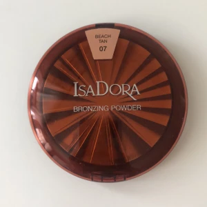 Bronzing Powder - Säljer ett puderbronzer från IsaDora, BEACHTAN 07. Säljer för det absolut inte är min färg. Använd max 2 gånger🤎