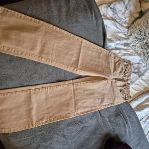 Beiga jeans från lager 157 - Säljer 1 par Beiga jeans från  lager 157, storlek xxs, modellen har utsvängda ben.