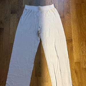 Beige mjukisbyxor - Storlek xs men är som S 