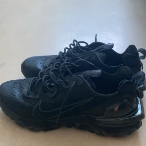 Nike react skor - Storlek 44 inget fel på dom skicka ett dm för mer info 