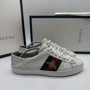 GUCCI ACE BEE - Gucci Ace Bee - Skick: 8,5/10 - Tillbehör: Enbart skorna  - Storlek 41,5 - Nypris ca 7500kr - DeluxeCloset