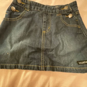Jeanskjol från Villervalla - Fin kjol med stjärnor på fickorna från villervalla, den är storlek 122 men är stor i storleken