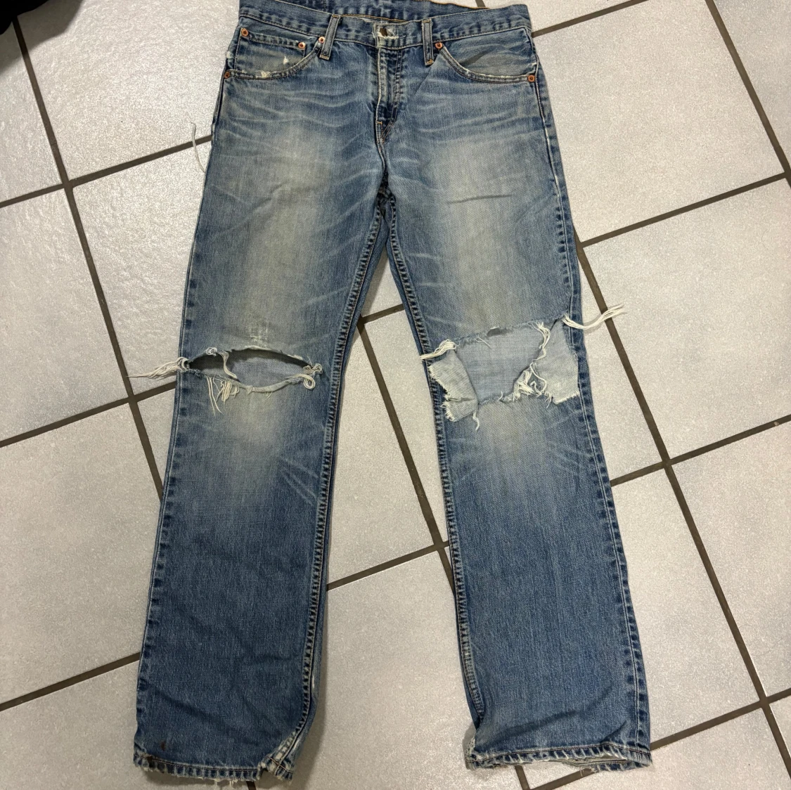 Blå slitna jeans från Levi's