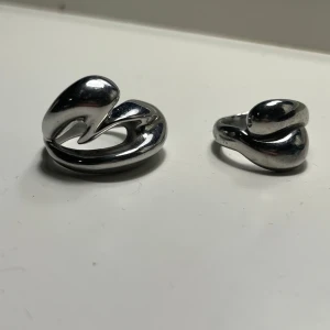 Unika silverringar från edblad  - Två stilrena och moderna silverringar med en unik, böljande design. Perfekta för att ge en elegant touch till din stil. Passar både till vardag och speciella tillfällen från edblad storlek M