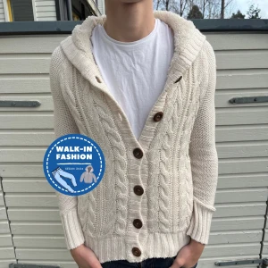 Stickad cardigan med luva - Säljer nu en riktigt skön och unik stickad cardigan med luva. Skick; 9/10 som ny utan synliga defekter! Nypris ligher på 1800kr men säljs nu för endast 899kr. Hör gärna av er vid minsta lilla fundering.