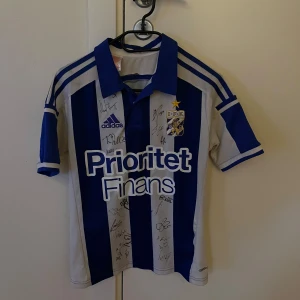 Ifk tröja - Ifk Göteborg tröja, från 2014 tror jag med äkta autografer, tror det är storlek 11/13 år men kolla bild tre, kom med prisförslag!!!