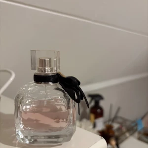 Parfym ysl - Parfym från yves saint Laurent. Runt hälften kvar. Mon paris Edp 50ml. Nypris 1200.